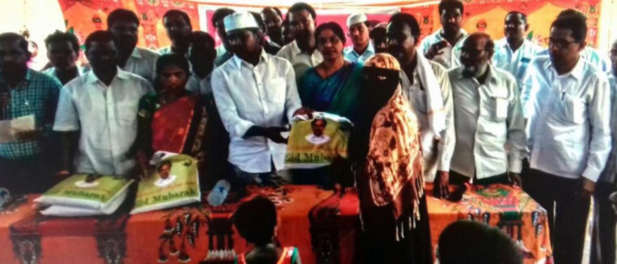 Nakrekal MLA distributes clothes to Muslims