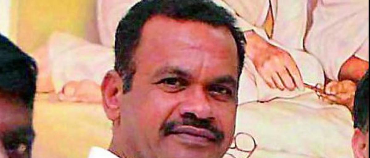 Komatireddy promises posts to Congress activists post elections