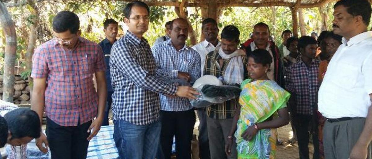 SP distributes winter cloths to Chenchus