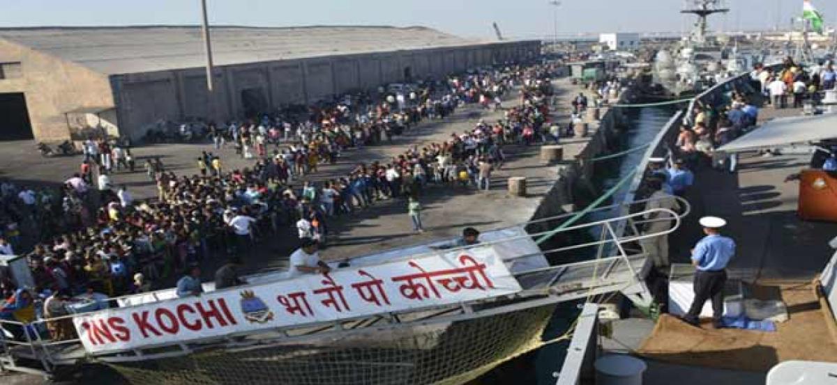 Gujarat: Naval warships at Porbandar draw large crowds