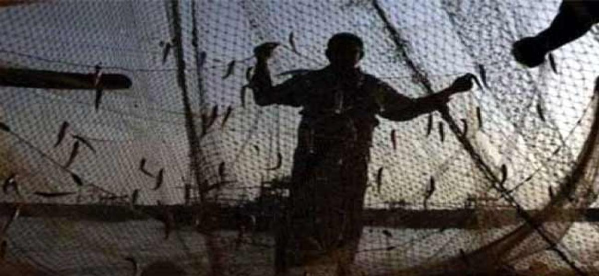 Sri Lankan Navy chases away over 3,000 Tamil Nadu fishermen,snap fishing nets