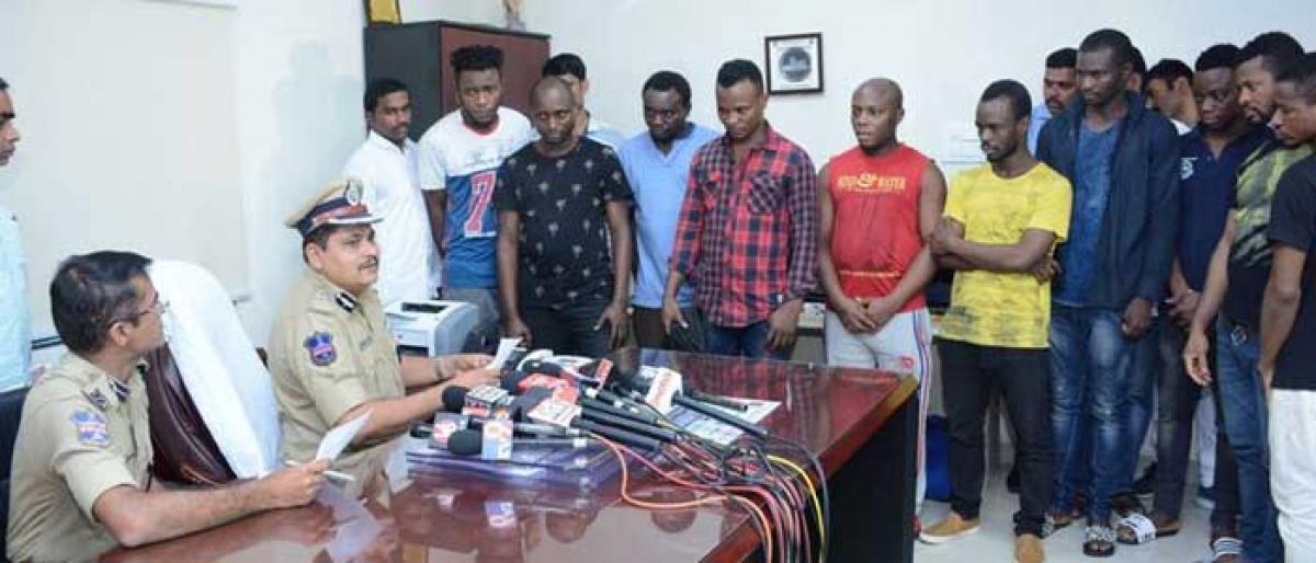 Gang of 10 Nigerians held for fraud