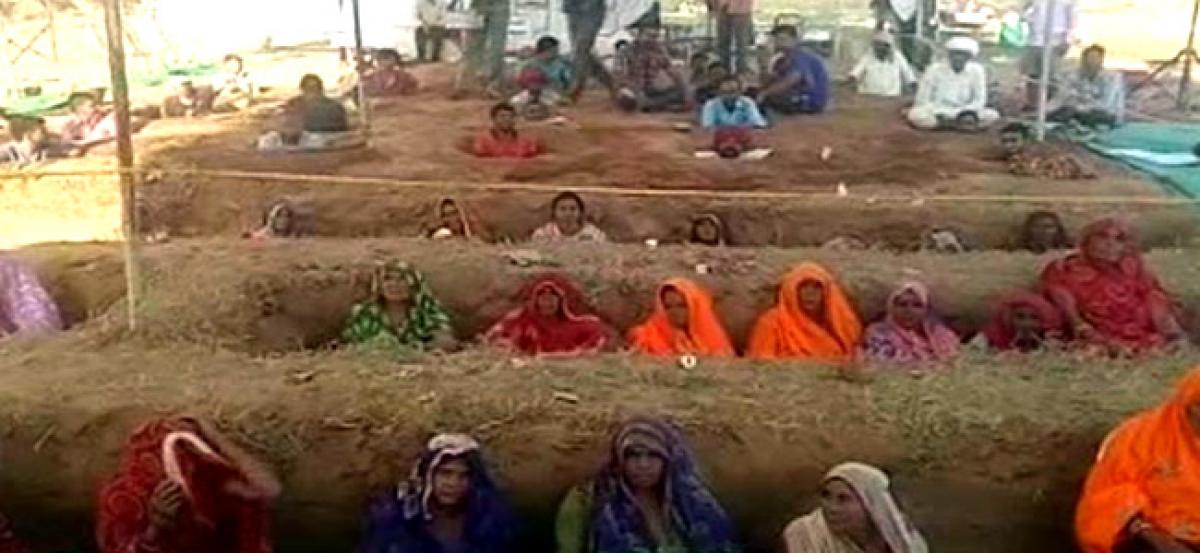 Rajasthan: Half-Buried farmers say govt. showing negligence behaviour