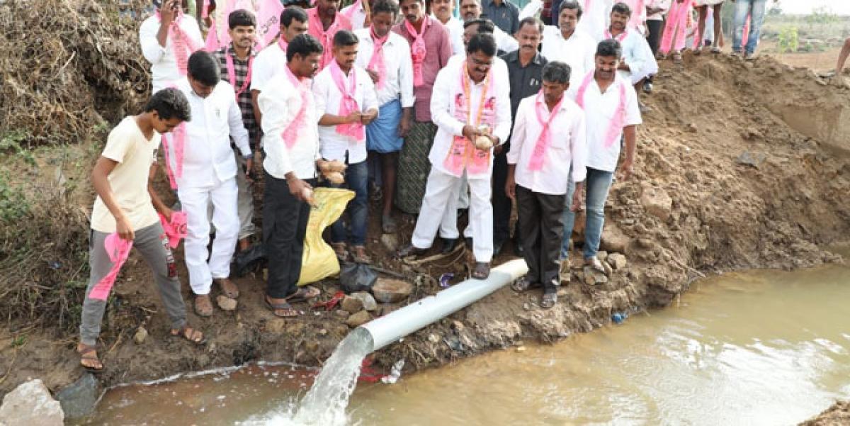 Niranjan releases Krishna water to Yerragutta thanda