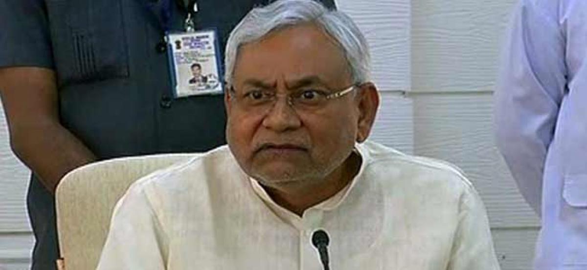 Nitish Kumars convoy attacked, security personnel injured
