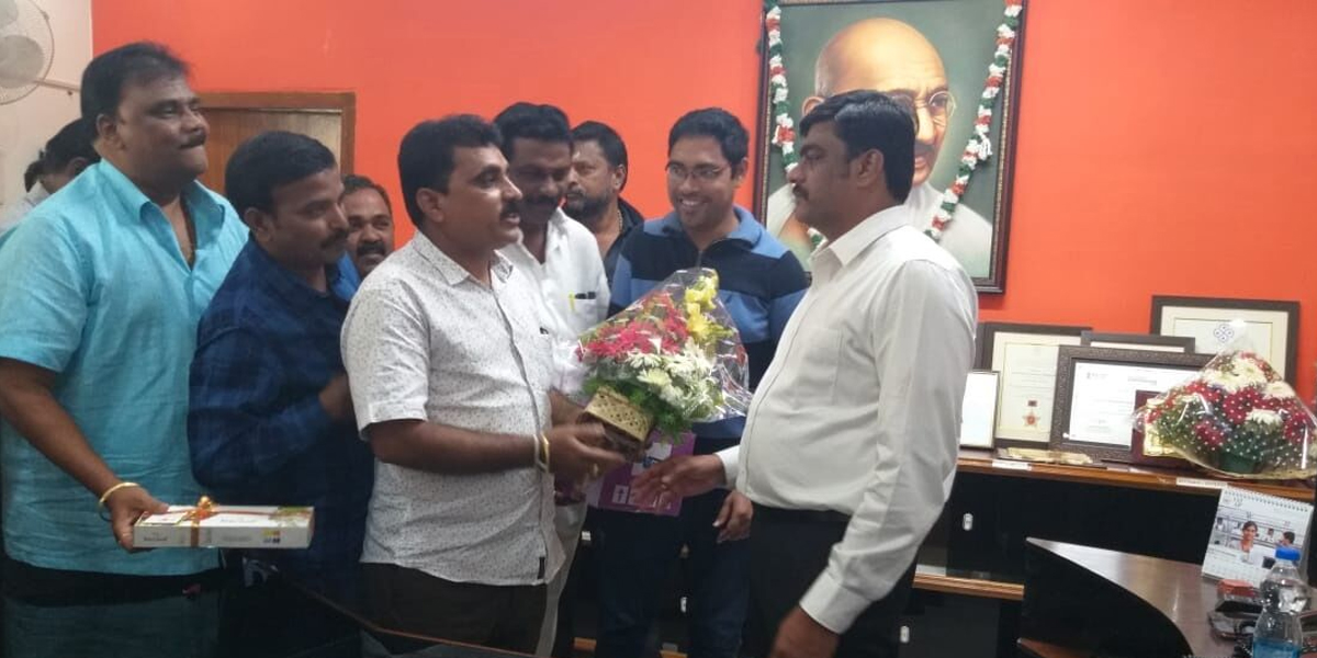 Civic chief J Nivas greeted by realtors in Vijayawada