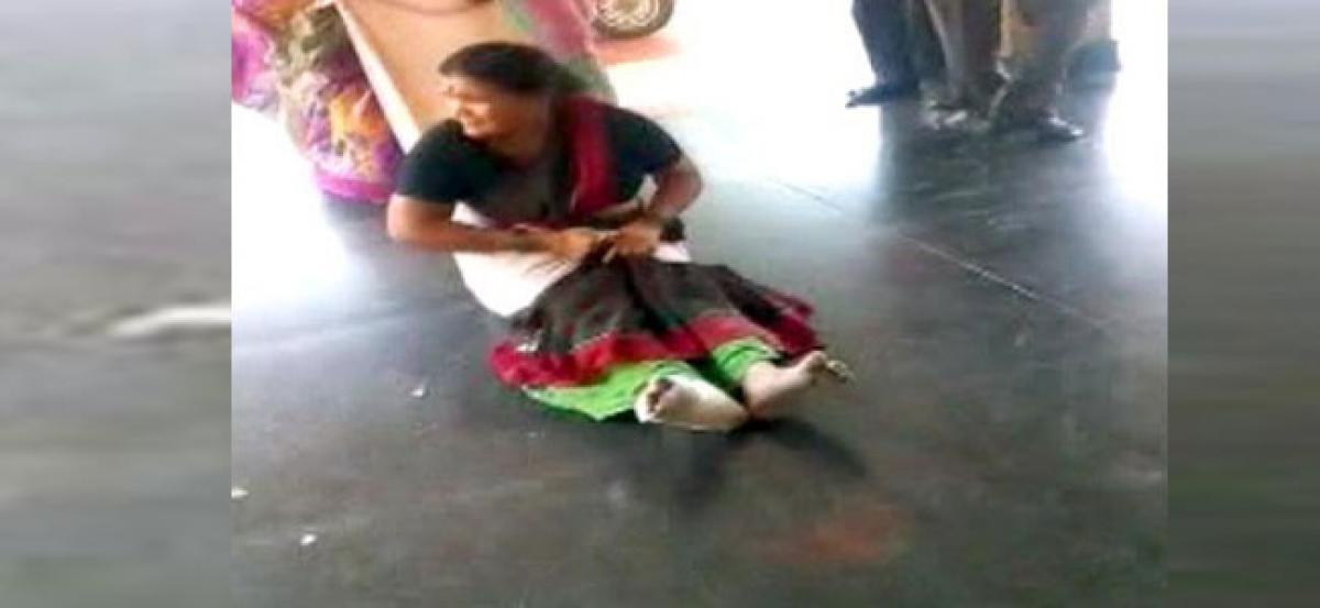 No stretcher, relatives drag patient in bedsheet in Maharashtra hospital