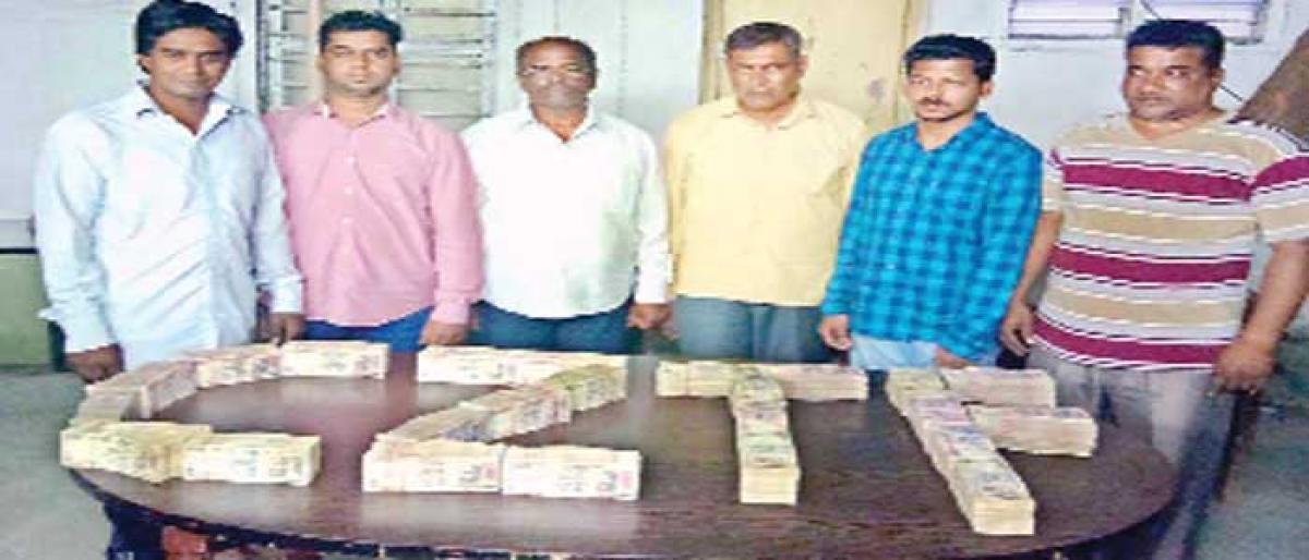 Note swap gang busted; 1 cr old notes seized
