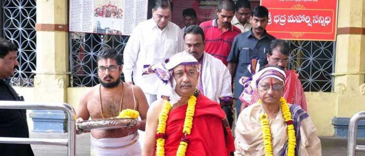 Ex-CM of Odisha visits Bhadradri temple