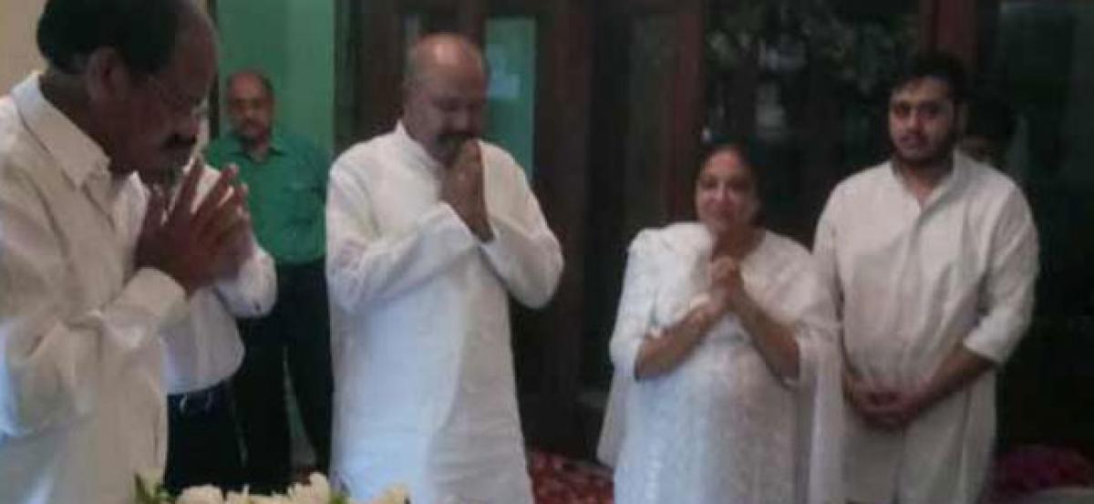 Naidu meets family of late P.P. Rao in Delhi, pays floral tribute