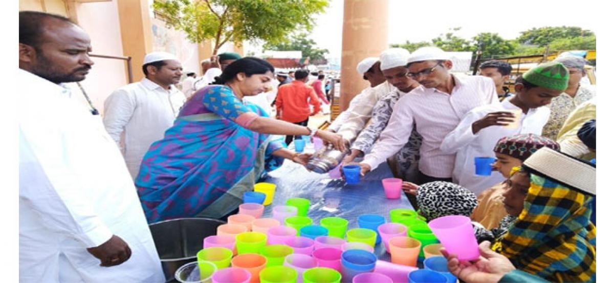 Corporator Padmavathi visits Eidgah, greets imams