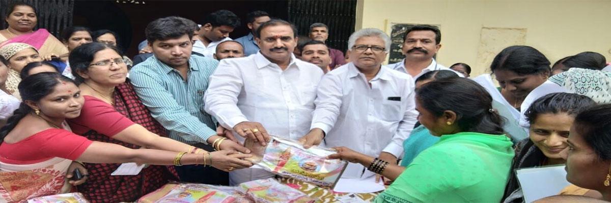 Bathukamma sarees distributed