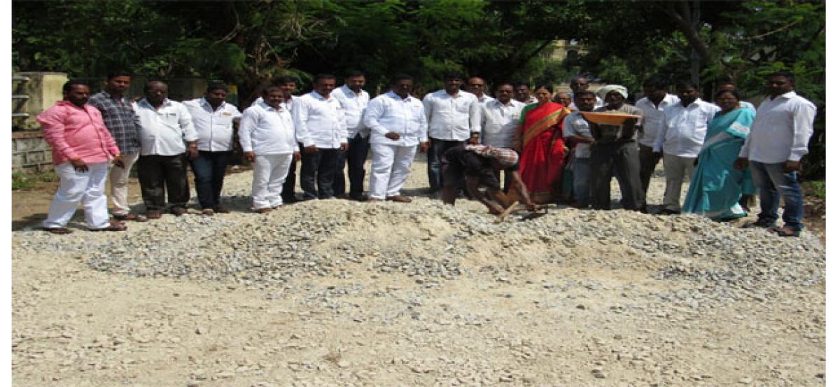 Pannala Devendar inspects Shaktisainagar road works