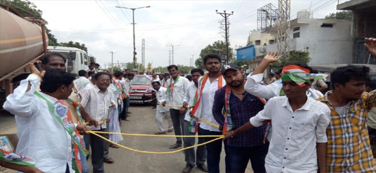 Congress leaders take part in rally to support Bharat Bandh