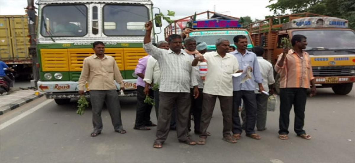 Farmers protest for compensation for lose of crop due to fake seeds