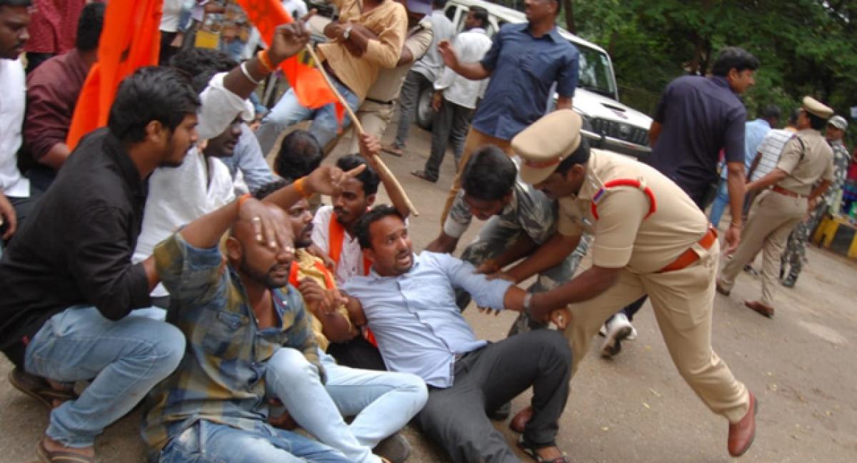 VHP, BJYM leaders arrested for laying siege to Collectorate