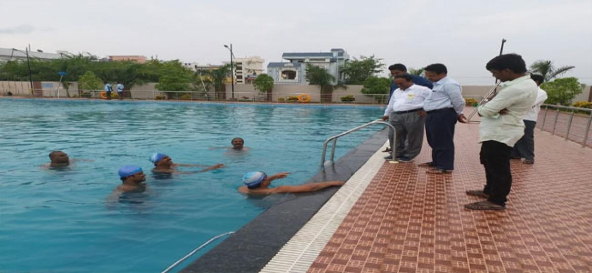 Municipal Commissioner inspects swimming pool