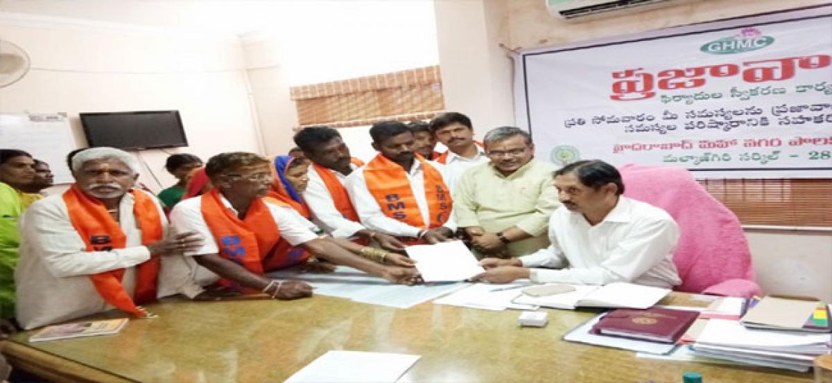 Market yard members call on Malkajgiri GHMC Dy Commissioner