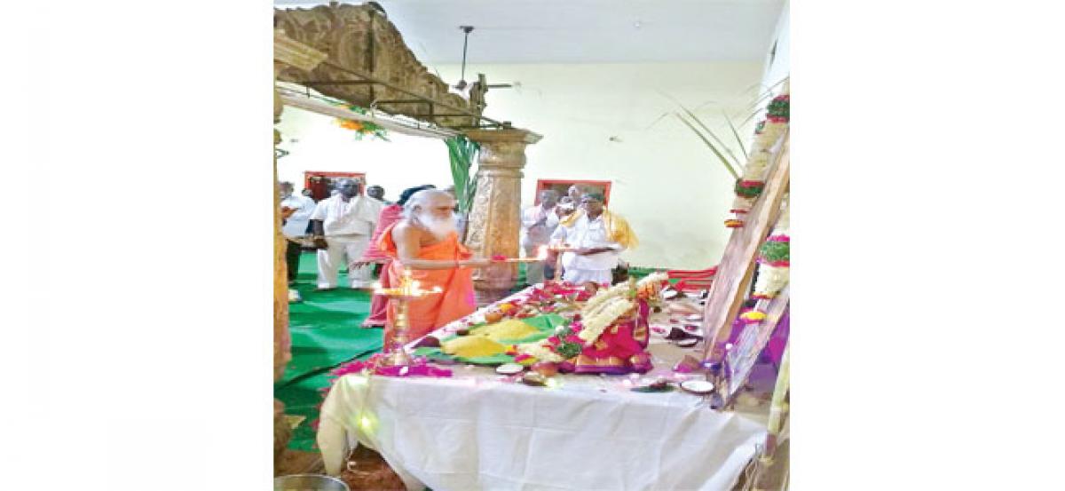 Avadutha Giri Maharaj conducts rudrabhishekam