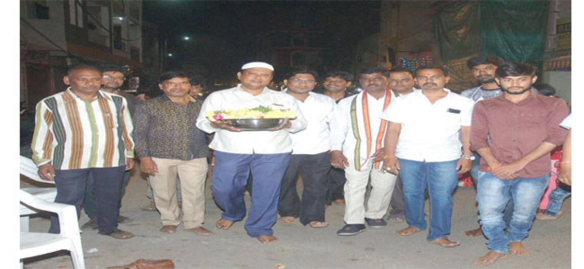 Muslims perform puja at Laldarwaza Ganesh