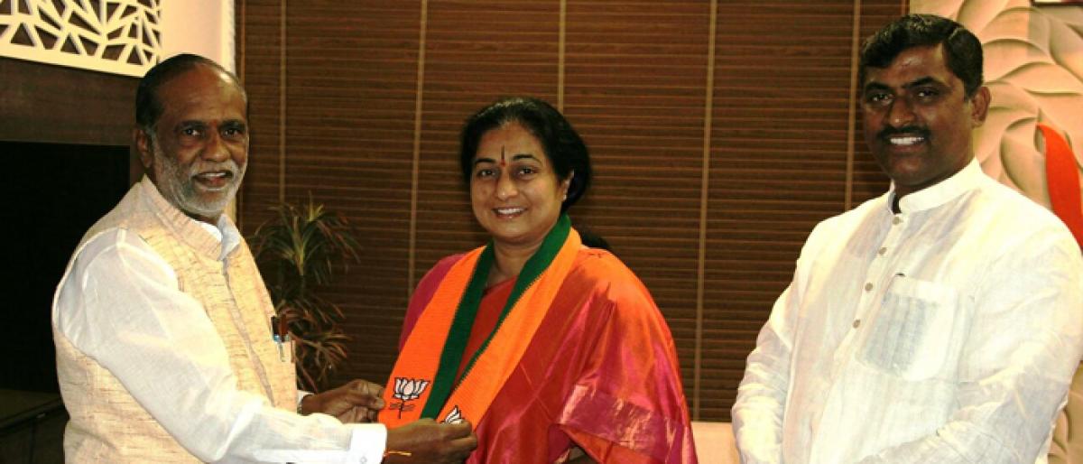 Congress shocked as Raja Narasimha’s wife joins BJP