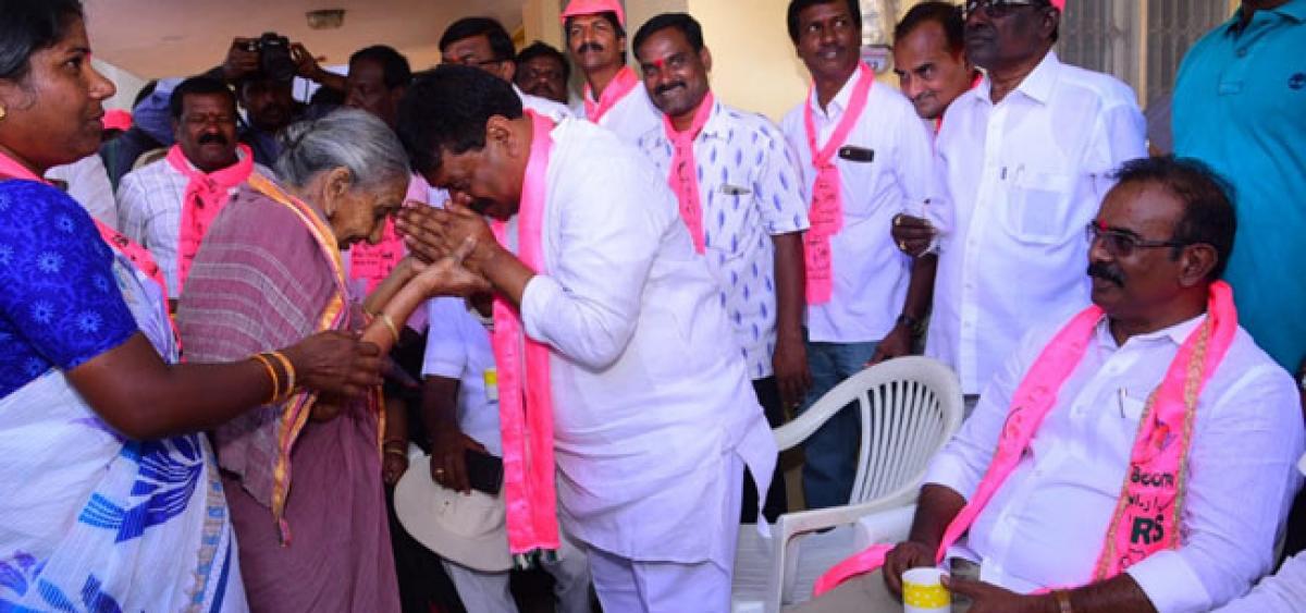 MP Narsaiah urges people to vote for TRS candidate