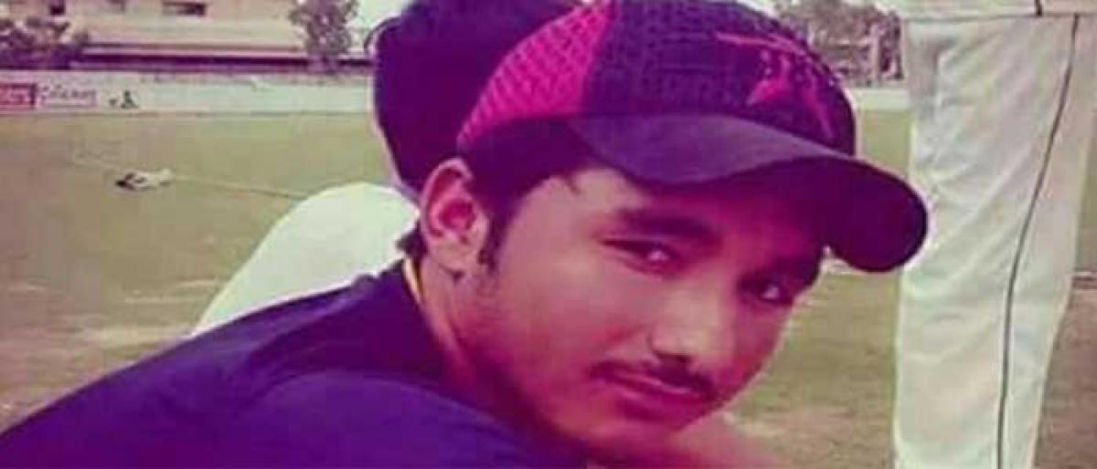 Pak cricketer dies on field