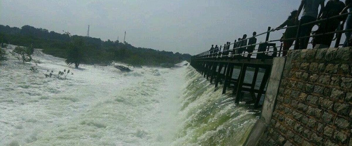 Family of six jump into Paleru dam in Khammam