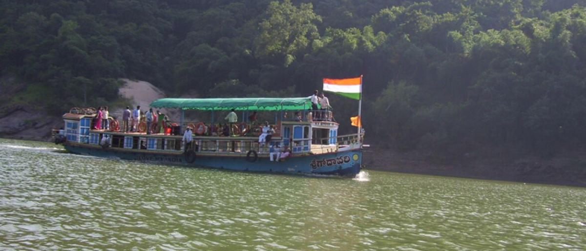 How safe are tourists taking Papikondalu trip in lounge boats?