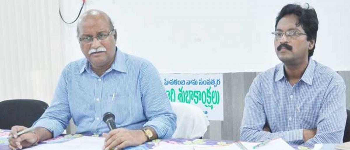Collector urges farmers not to trust middlemen