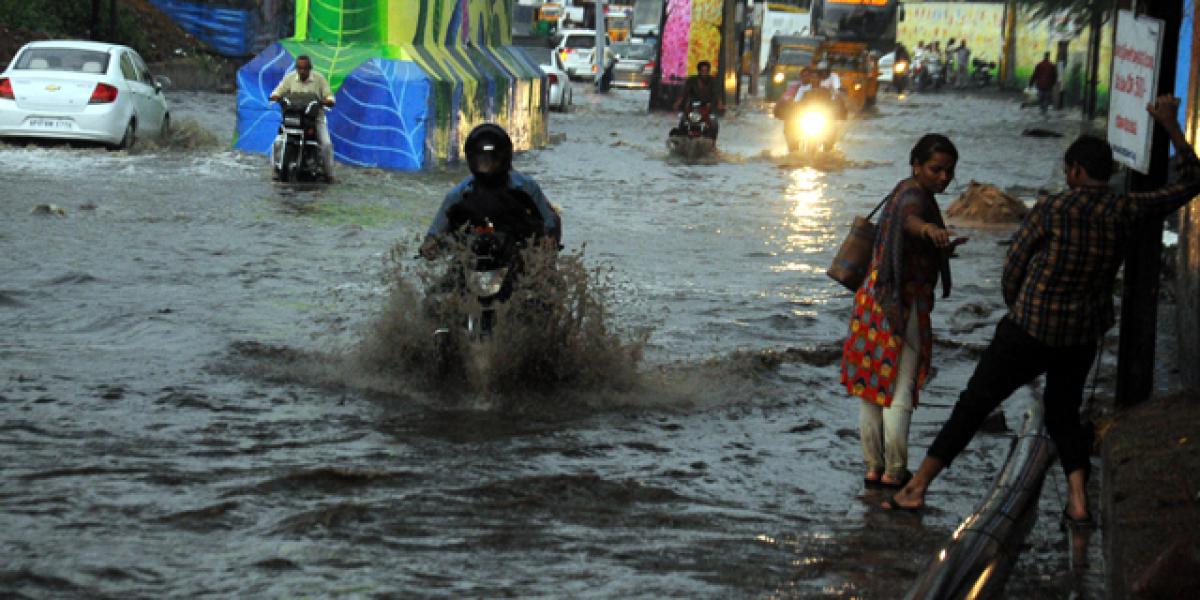 Sudden showers inundate city roads