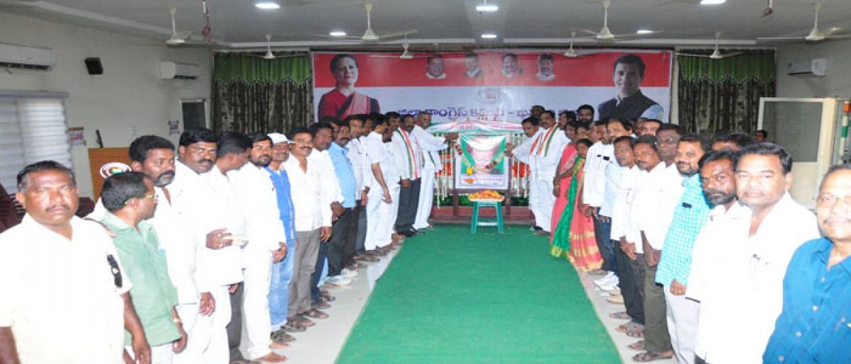 Congress leaders pay tributes to Phule