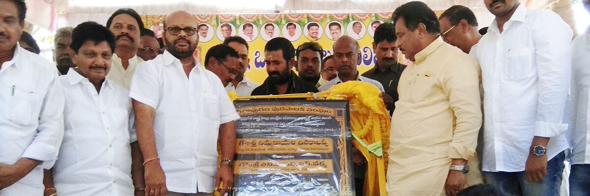 Minister unviels plaque for Kalyana Mandapam