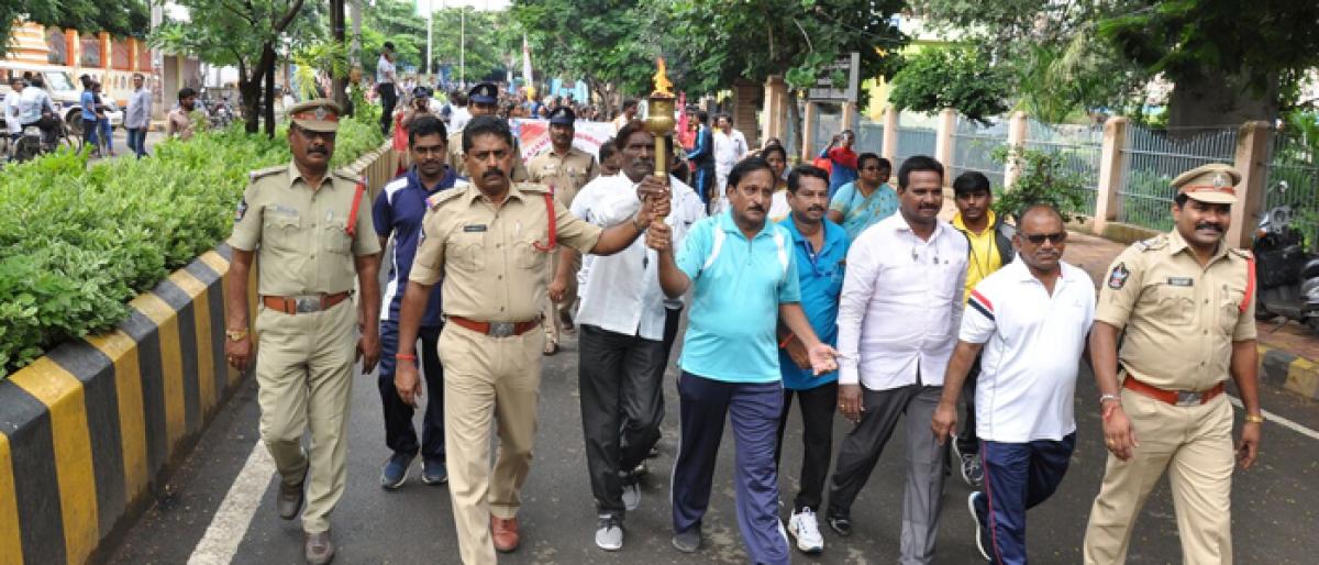 800 players take part in sports rally in Rajamahendravaram