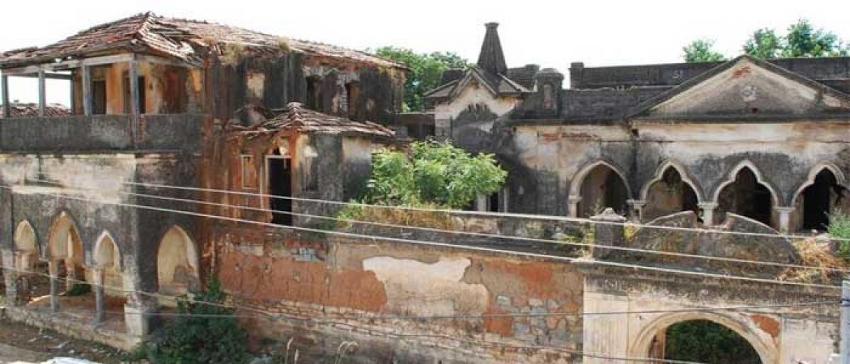 Pochampally Century-old building lies in neglect