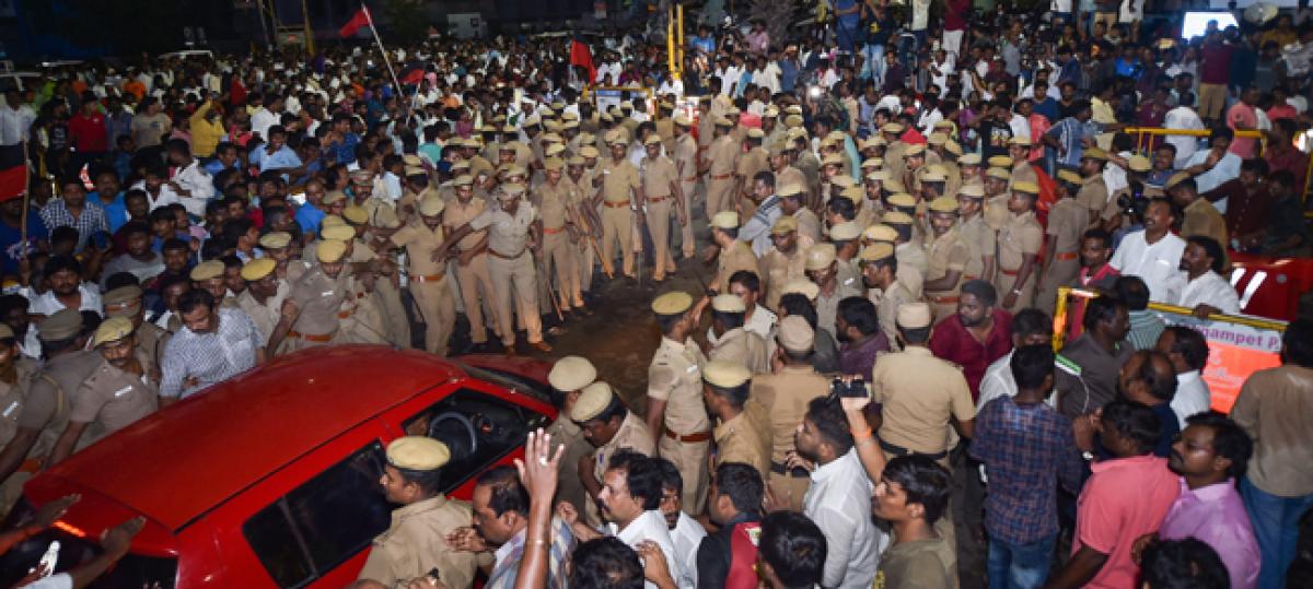 Massive crowds at hospital as doctors strive to save Karunanidhi