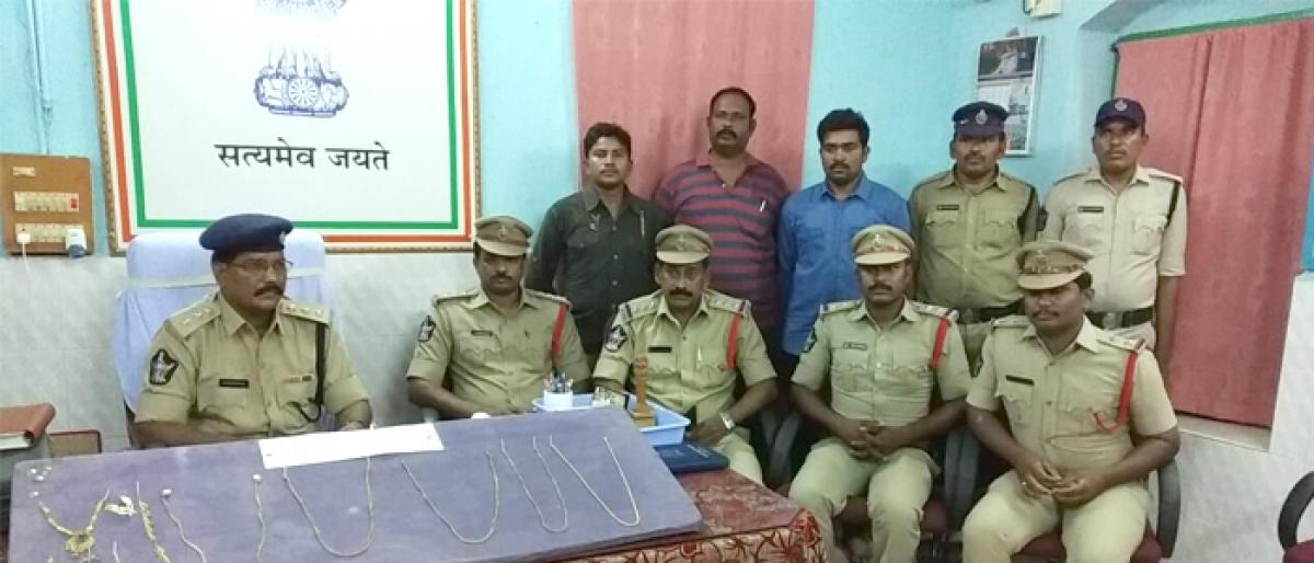 2 arrested for theft, gold ornaments recovered in kandukur