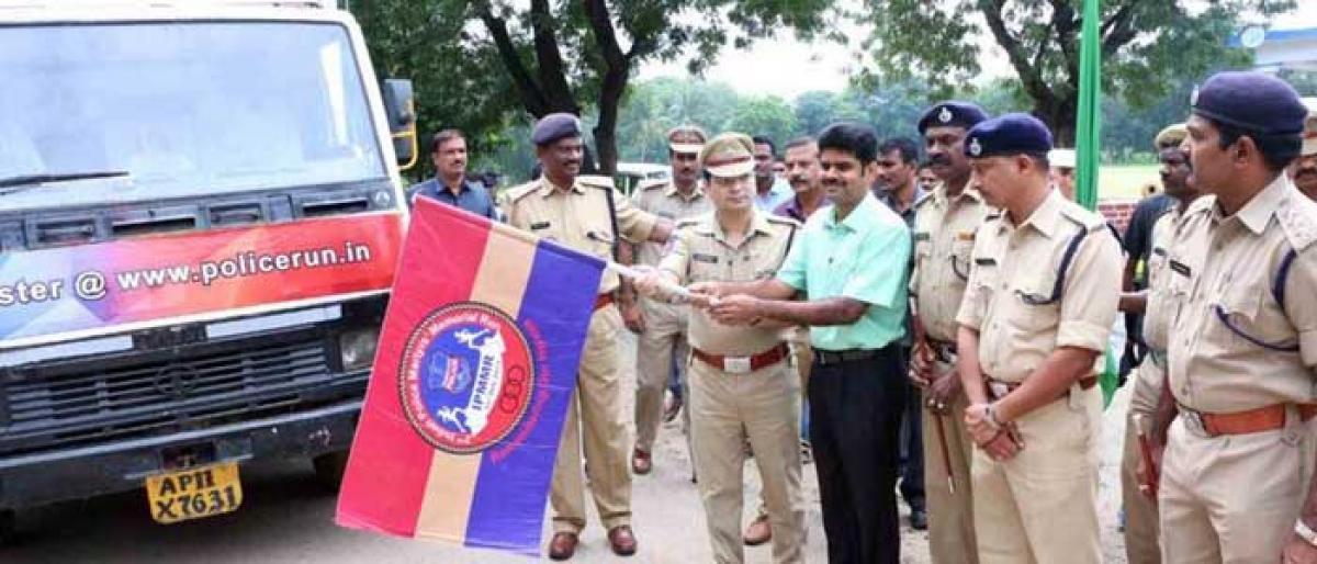 Publicity vehicle for Police Martyrs Day flagged off in Khammam