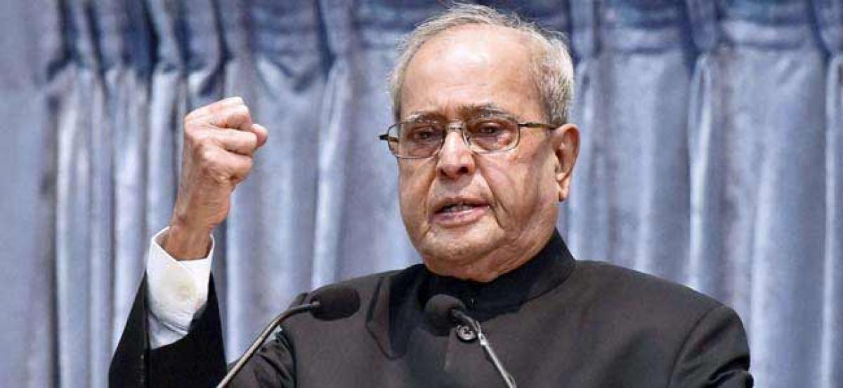 Pranab advocates free thinking among students