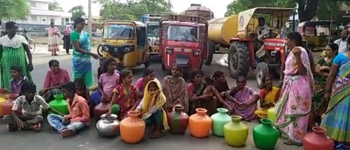 Podili people stage protest for drinking water