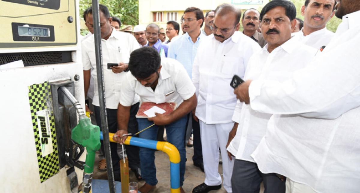 Minister inspects petrol station, Anna Canteen
