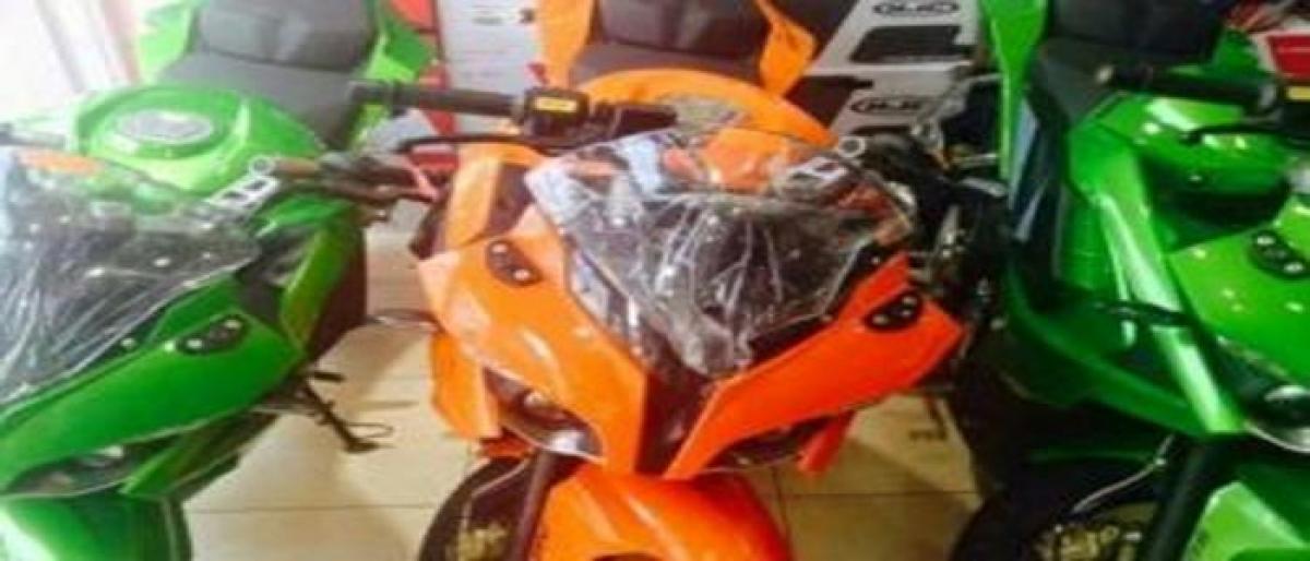Pulsar RS 200 custom colours spotted at dealership