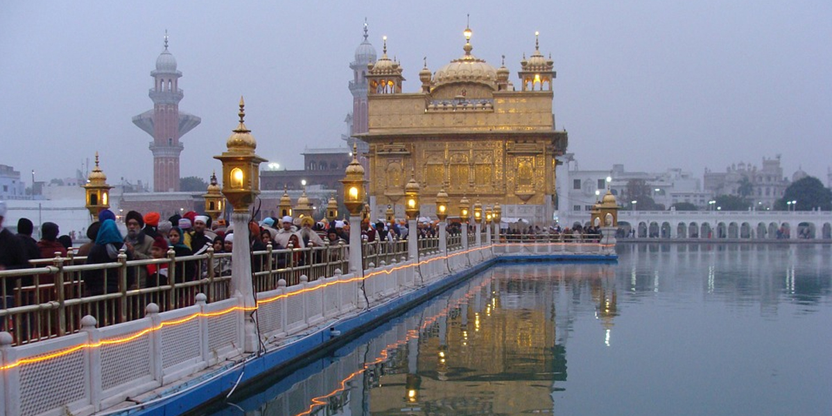 Hundreds brave chill to offer prayers at Golden Temple