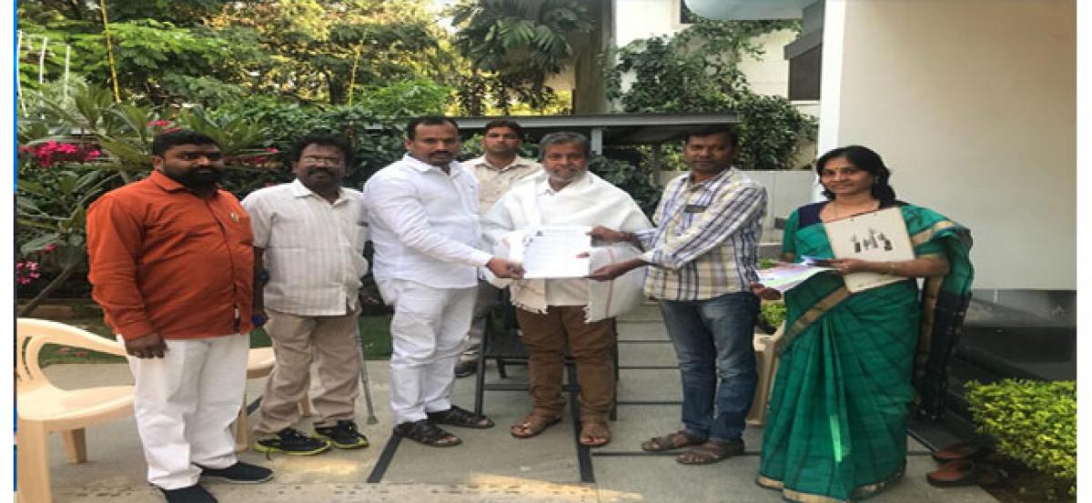 BC association leader Dasu Suresh meets Congress manifesto panel