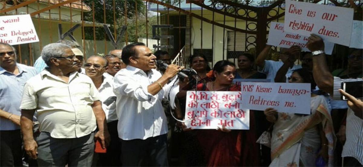 Retired KVS employees take out rally