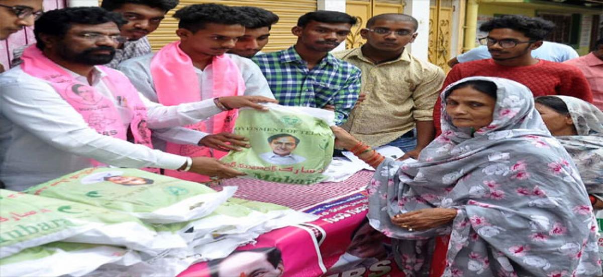 Baqri distributes Eid gifts at Noor Khan Bazar