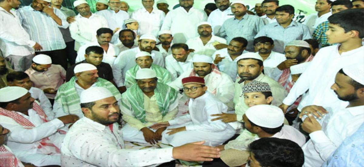 Padma Rao takes part in Iftar