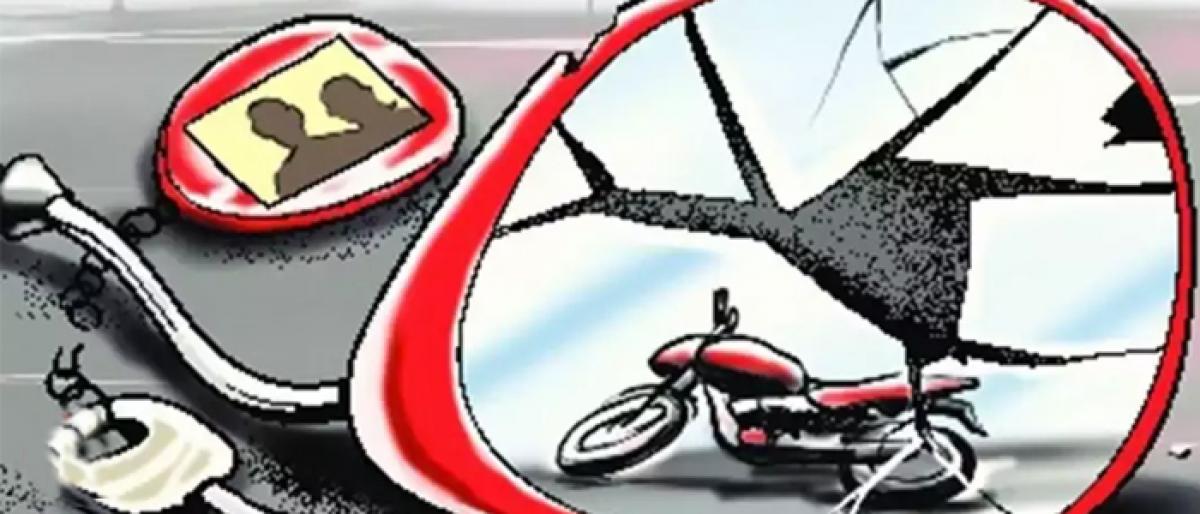 One died when bike hits divider at Ghatkesar