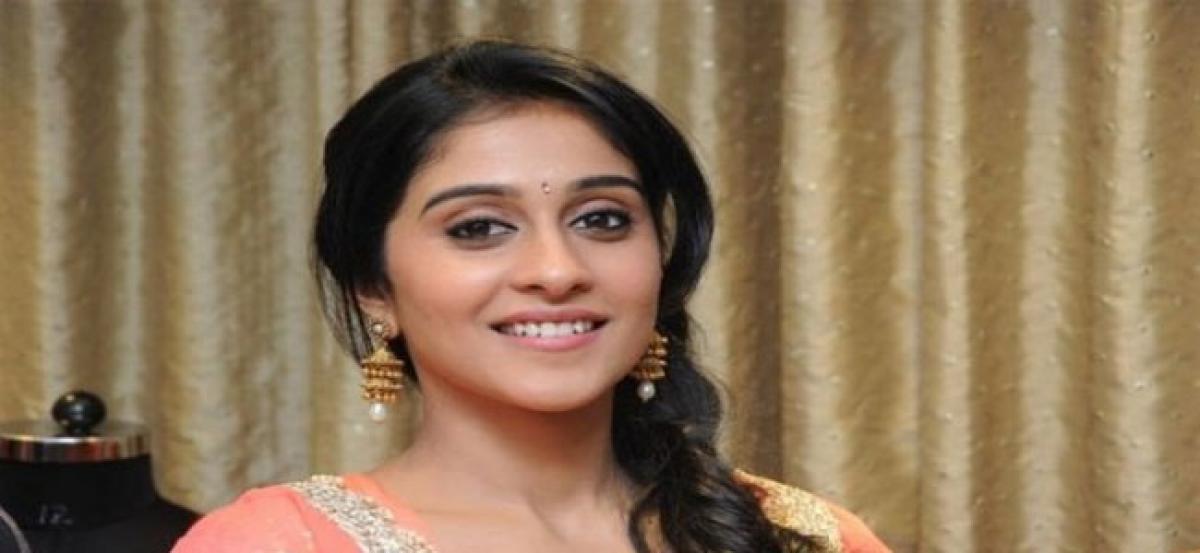 Flop Telugu Heroine Enters Bollywood