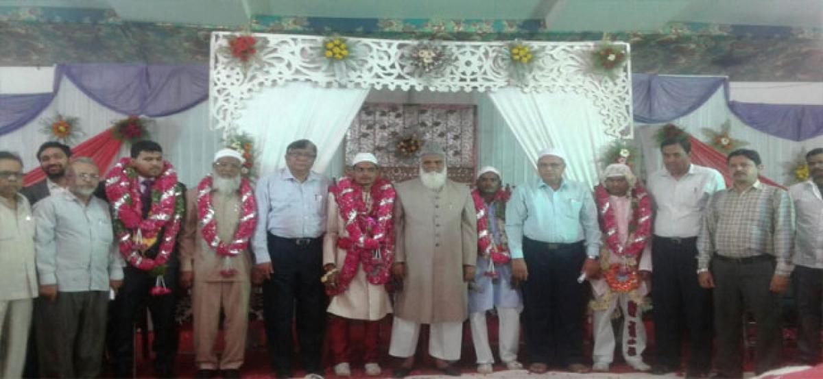 Rich bridegrooms allow poor couples get married in same hall